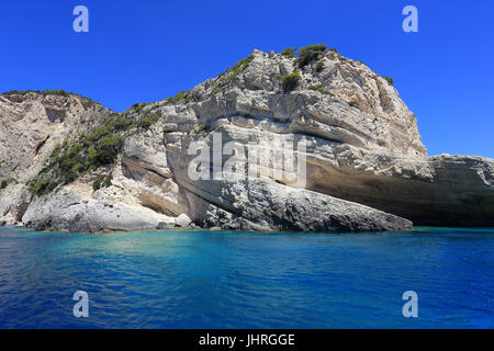 Le grotte di Keri sull'isola di Zante. Il mare azzurro e rocce sulla giornata di sole in Grecia. Foto Stock