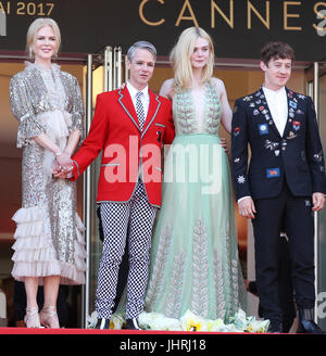 (L-R) Nicole Kidman, John Cameron Mitchell, Elle Fanning e Alex Sharp partono dopo la Come parlare di ragazze in parti lo screening durante il settantesimo annuale di Cannes Film Festival presso il Palais des Festivals il 21 maggio 2017 a Cannes, Francia. Foto Stock