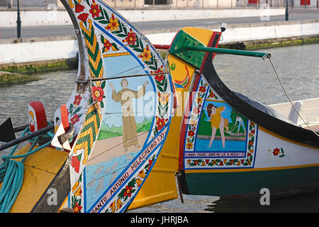 Dettagli decorativi barche Moliceiro lungo il canale centrale Aveiro Portogallo Foto Stock