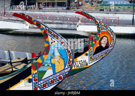 Dettagli decorativi barche Moliceiro lungo il canale centrale Aveiro Portogallo Foto Stock