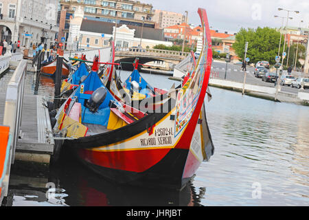 Dettagli decorativi barche Moliceiro lungo il canale centrale Aveiro Portogallo Foto Stock