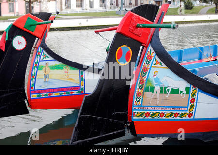 Dettagli decorativi barche Moliceiro lungo il canale centrale Aveiro Portogallo Foto Stock