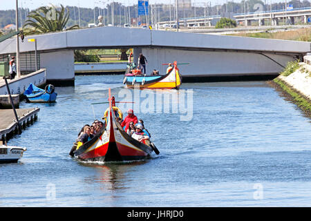 Barche decorativo 'Moliceiro' portano i turisti lungo il canale centrale Aveiro Portogallo Foto Stock