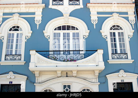 Decorativi facciata dipinta shop edificio lungo il canale centrale Aveiro Portogallo Foto Stock