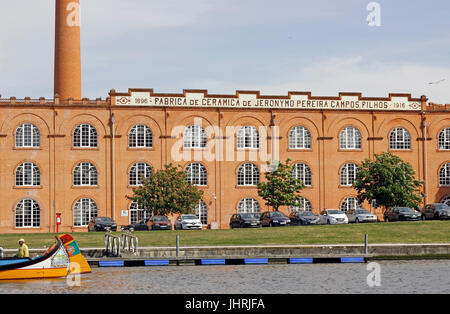 Ex piastrella ceramica fabbrica lungo il canale centrale Aveiro Portogallo Foto Stock