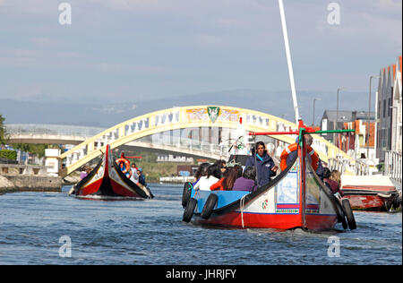 Barche decorativo 'Moliceiro' portano i turisti lungo il canale centrale Aveiro Portogallo Foto Stock