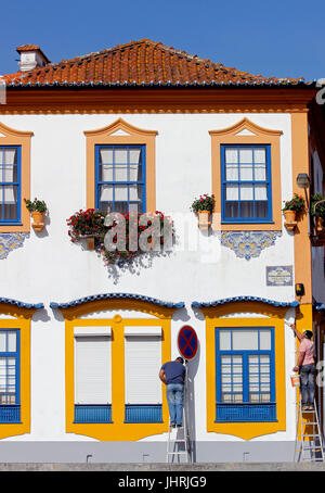 Dipinto decorativo edificio con facciata windows fiori lungo il canale centrale Aveiro Portogallo Foto Stock