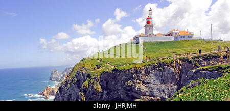 Faro e scogliere a Cabo da Roca di Sintra Portogallo Foto Stock