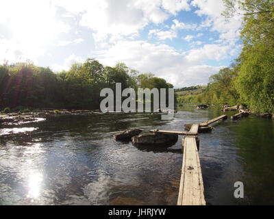 Plank ponte di collegamento tra le rocce nel fiume Wye Foto Stock