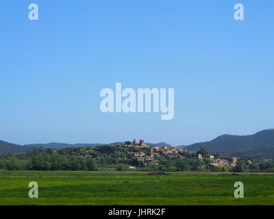 Vecchia città spagnola su una collina Foto Stock