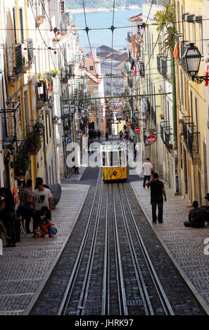 Arte e Graffiti coprire un tram Elevador da Bica Lisbona Portogallo Foto Stock