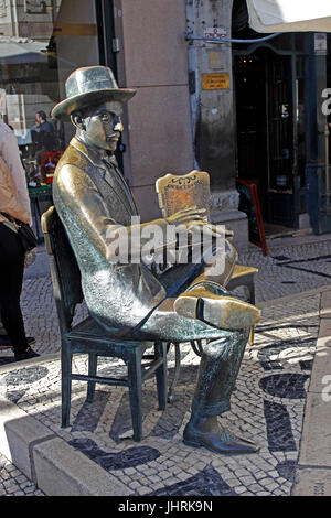 Statua in bronzo del poeta portoghese Fernando Pessoa fuori Cafe Brasileira Lisbona Portogallo Foto Stock