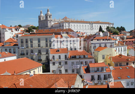 Sao Vicente de Fora il monastero e il rosso arancio mattonelle in terracotta sui tetti di edifici bianchi in Alfama Lisbona Portogallo Foto Stock