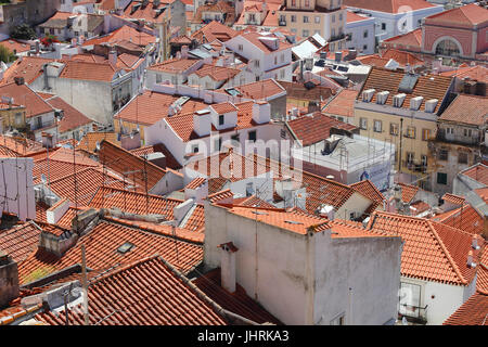 Rosso arancione mattonelle in terracotta sui tetti di edifici bianchi in Alfama Lisbona Portogallo Foto Stock