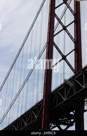 Dettaglio di un montante a ponte Ponte 25 de Abril Bridge Lisbona Portogallo Foto Stock