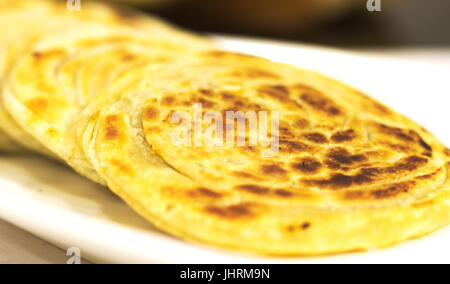 Il Kerala paratha è un gustoso Sud piatto indiano di solito servito con un lato piccante piatto. Foto Stock