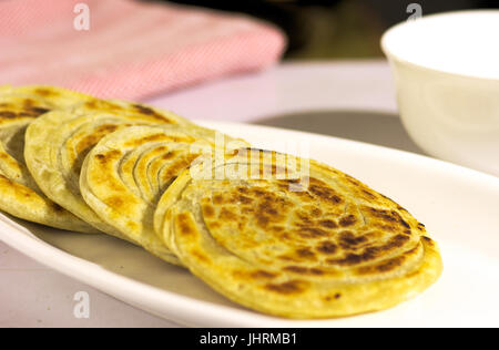 Il Kerala paratha è un gustoso Sud piatto indiano di solito servito con un lato piccante piatto. Foto Stock