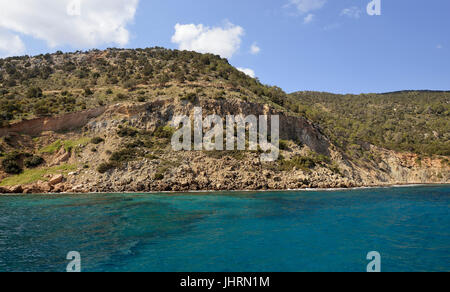 Costa di Akamas a nord-est di Afrodite, Bagni di cipro con St George chiesa sulla collina di destra Foto Stock