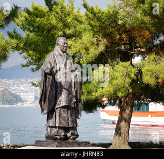 Eroe di bronzo monumento presso il parco pubblico con alberi di pino a Hiroshima, Giappone. Foto Stock