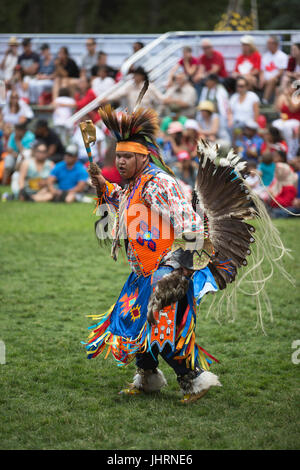 L'uomo balla durante il Canada Day Powwow nel Prince's Island Park. Foto Stock