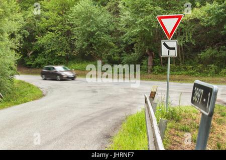 Crocevia rurale nella Repubblica Ceca. Segno di traffico ha la priorità Foto Stock