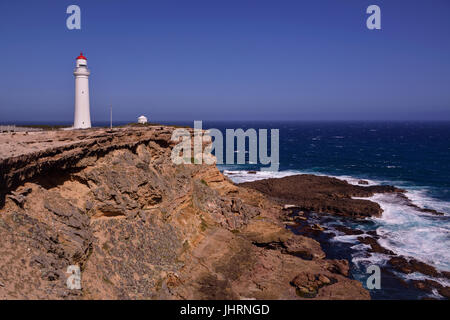 Cape Nelson Faro di Cape Nelson vicino a Portland Victoria guardando i nostri a vedere con le onde che si infrangono sulla riva Foto Stock