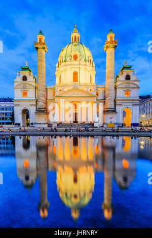Vienna, Austria. San Carlo, la Chiesa (Karlskirche) al crepuscolo. Foto Stock