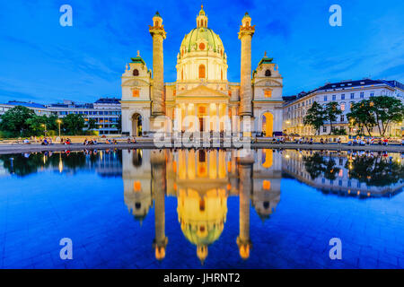 Vienna, Austria. San Carlo, la Chiesa (Karlskirche) al crepuscolo. Foto Stock