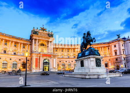 Vienna, Austria. Il Palazzo Imperiale Hofburg al crepuscolo. Foto Stock