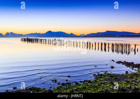 Puerto Natales nella Patagonia cilena. Vecchio Dock in Almirante Montt golf. Foto Stock