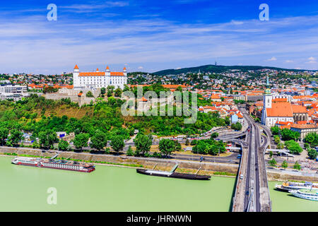 Bratislava, Slovacchia. Vista del castello di Bratislava, St. Martin's Cathedral e il fiume Danubio. Foto Stock