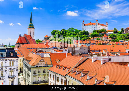 Bratislava, Slovacchia. Vista del castello di Bratislava, St. Martin's Cathedral. Foto Stock