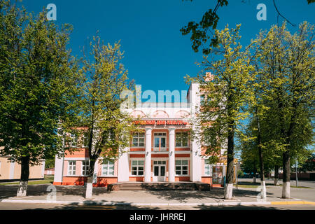 Chachersk, Regione di Gomel, Bielorussia - 14 Maggio 2017: la Casa della Cultura nella soleggiata giornata estiva in Chechersk Foto Stock