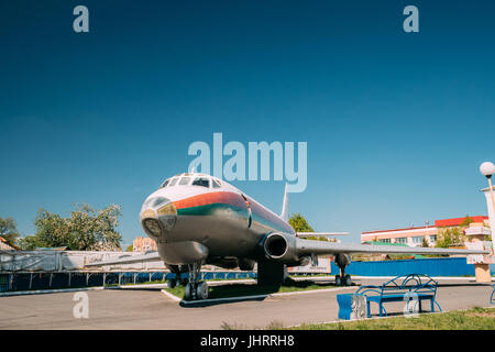 Chachersk, Regione di Gomel, Bielorussia - 14 Maggio 2017: aerei Tu-124sh è montato sul telaio su una delle piazze della città. In tempi sovietici, non c'era Foto Stock