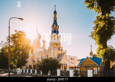 Brest, Bielorussia. Sole che splende sopra la cattedrale di San Nicola nella soleggiata giornata estiva. Chiesa di San Nicola o la Chiesa fraterna Foto Stock