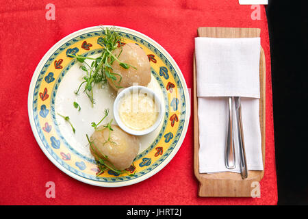 Tradizionali piatti lituani da patate - dirigibili con salsa su una piastra Foto Stock