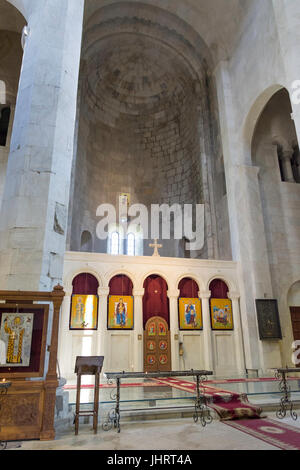 Interno Abside e Altare nella cattedrale della Natività della Vergine, Monastero di Gelati, Kutaisi, Imereti provincia (Mkhare), Georgia Foto Stock