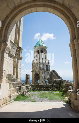 Belfry dal portone della Cattedrale della Natività della Vergine, Monastero di Gelati, Kutaisi, Imereti provincia (Mkhare), Georgia Foto Stock