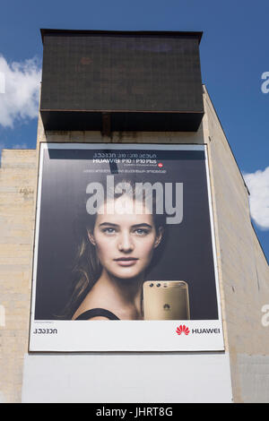 Huawei Telecomunicazioni cartellone pubblicitario sul lato dell'edificio, Kutaisi, Imereti provincia (Mkhare), Georgia Foto Stock