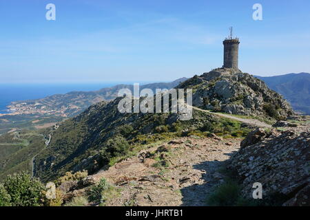 Il Madeloc torre di avvistamento medievale, la vecchia torre in pietra che si affaccia sulla Côte Vermeille, Mediterraneo, Pirenei orientali, Roussillon, nel sud della Francia Foto Stock