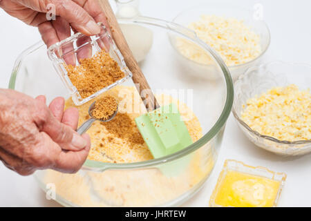 Colombiano tradizionale Arepa de choclo preparazione : aggiunta di zucchero per la preparazione di dolci il pane di mais Foto Stock