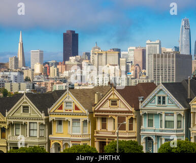 Skyline di San Francisco con vecchie case cittadine Vicorian (Painted Ladies) contro i moderni grattacieli Foto Stock