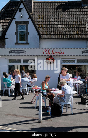 Mangiare fuori luogo nel villaggio di Cheddar Foto Stock