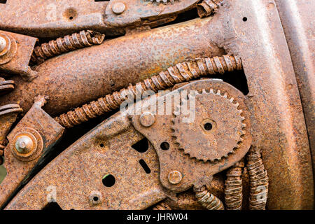 Rusty ingranaggi industriali, ruota dentata e altri graffiato parti della vecchia macchina Foto Stock