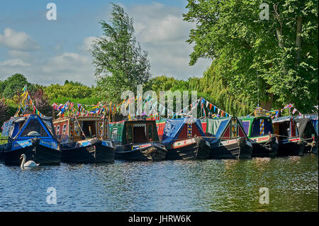 Imbarcazioni strette ormeggiato sul fiume Avon a Stratford upon Avon durante il festival di fiume. Foto Stock