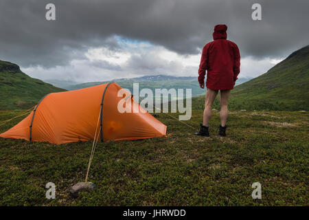 L'uomo prima della sua tenda, Abiskoalpen, Norrbotten, Lapponia, Svezia, Luglio , Mann vor seinem Zelt, Lappland, Schweden, Juli 2013 Foto Stock