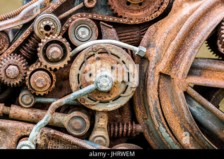 Vecchio corroso ingranaggi metallici e altri dettagli graffiato di macchine industriali Foto Stock