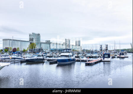 La città di Quebec, Canada - 30 Maggio 2017: vecchia area portuale con Bassin Louise e vista delle barche su acqua e G3 terminale Foto Stock