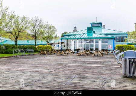 La città di Quebec, Canada - 30 Maggio 2017: Picnic area salotto dal vecchio porto di mercato con tavoli e vista della costruzione Foto Stock