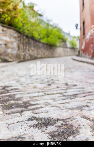 Abbassare città vecchia strada stretta con la strada acciottolata su un pendio in salita e residenziale casa di mattoni e ingresso nella città di Québec, Canada Foto Stock